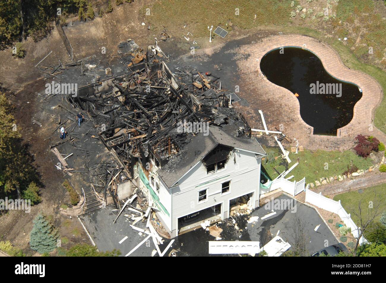 KEIN FILM, KEIN VIDEO, KEIN Fernsehen, KEIN DOKUMENTARFILM - EIN Feuer tobte in einem Haus im Besitz von Rapper 50 Cent ex girlfirned Shaniqua Tompkins, am Freitag, 30. Mai 2008, in den Dix Hills, NY, USA. Tompkins war unter den sechs Personen, die wegen Rauchinhalation von der Flamme behandelt wurden. Foto von Daniel Goodrich/Newsday/MCT/ABACAPRESS.COM Stockfoto
