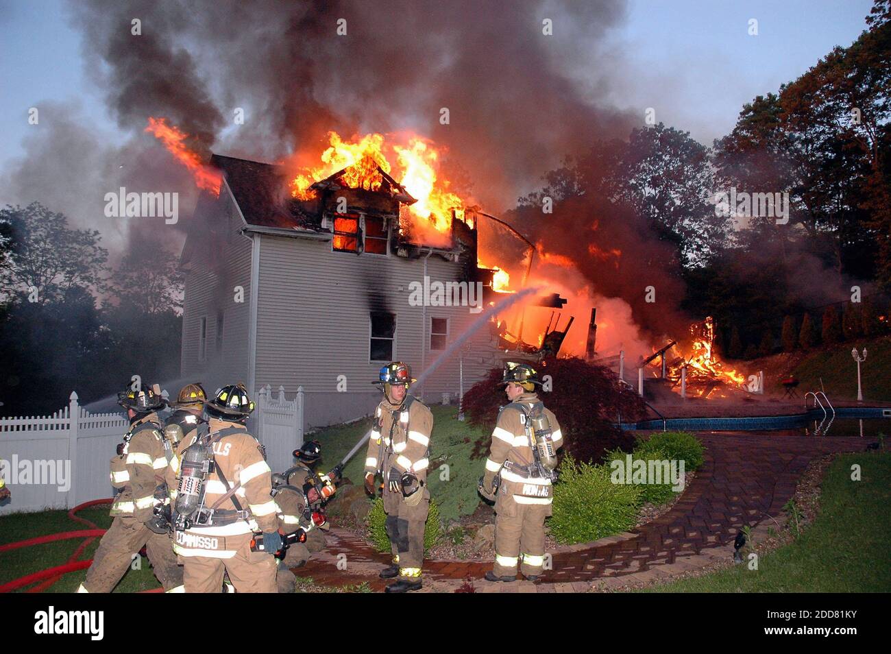 KEIN FILM, KEIN VIDEO, KEIN Fernsehen, KEIN DOKUMENTARFILM - EIN Feuer tobte in einem Haus von Rapper 50 Cent Ex-Freundin, Shaniqua Tompkins, am Freitag, 30. Mai 2008, in den Dix Hills, NY, USA. Tompkins war unter den sechs Personen, die wegen Rauchinhalation von der Flamme behandelt wurden. Foto von Steve Silverman/Newsday/MCT/ABACAPRESS.COM Stockfoto