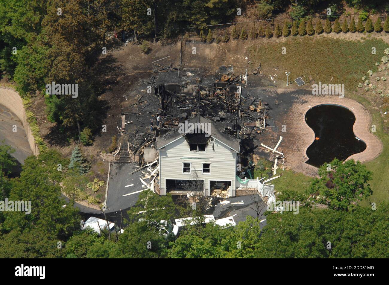 KEIN FILM, KEIN VIDEO, KEIN Fernsehen, KEIN DOKUMENTARFILM - EIN Feuer tobte in einem Haus im Besitz von Rapper 50 Cent ex girlfirned Shaniqua Tompkins, am Freitag, 30. Mai 2008, in den Dix Hills, NY, USA. Tompkins war unter den sechs Personen, die wegen Rauchinhalation von der Flamme behandelt wurden. Foto von Daniel Goodrich/Newsday/MCT/ABACAPRESS.COM Stockfoto