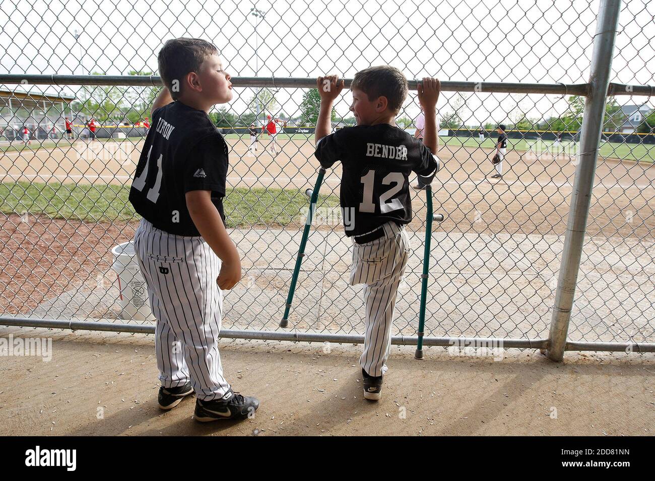 KEIN FILM, KEIN VIDEO, KEIN TV, KEIN DOKUMENTARFILM - Ben Tipton (L) und Adam Bender (R) scherzen am Dienstag, den 13. Mai 2008, im Dugout herum, während sie The Angels im Veteran's Park Field in Lexington, KY, USA spielten. Adam verlor sein linkes Bein durch Krebs, als er 1 Jahr alt war. Foto von Charles Bertram/Lexington Herald-Leader/MCT/ABACAPRESS.COM Stockfoto