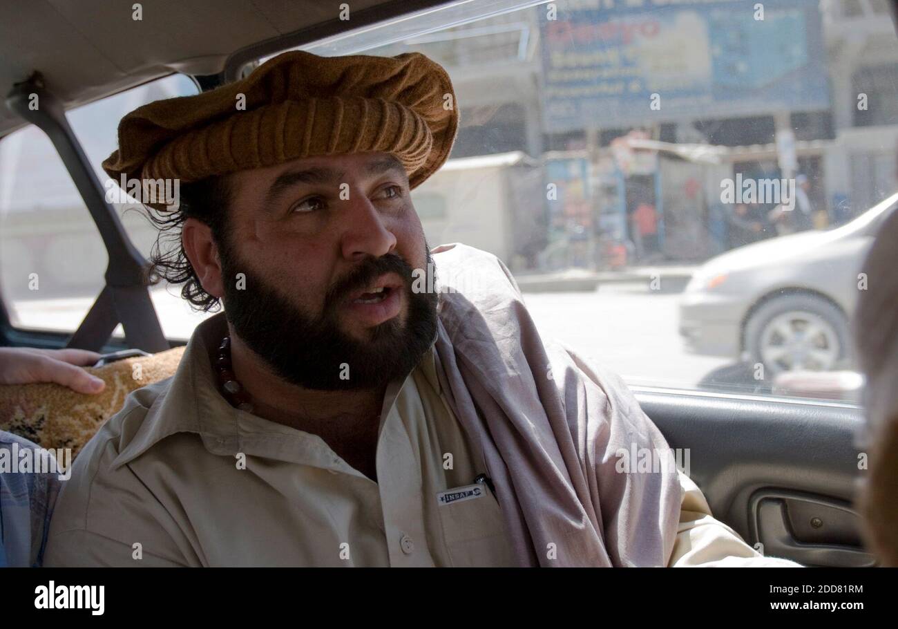 KEIN FILM, KEIN VIDEO, KEIN Fernsehen, KEIN DOKUMENTARFILM - Nazar Gul sagt, dass er etwa alle fünf Tage geschlagen wurde, als er 2003 als Gefangener auf der Bagram Air Force Base in Afghanistan war. Später wurde er 36 Monate lang in Guantanamo festgehalten. Laut afghanischen Beamten und einer Überprüfung seines Falles war Gul kein Mitglied von Al Qaida oder den Taliban. Seine Verhaftung und Inhaftierung schien ein Fall von falscher Identität zu sein. US-Beamte verwechselten ihn mit einem Mann mit einem ähnlichen Namen, der bereits in Guantanamo festgehalten wurde. Foto von Travis Heying/Wichita Eagle/MCT/MCT/ABACAPRESS.COM Stockfoto KEIN FILM, KEIN VIDEO, KEIN Fernsehen, KEIN DOKUMENTARFILM - Nazar Gul sagt, dass er etwa alle fünf Tage geschlagen wurde, als er 2003 als Gefangener auf der Bagram Air Force Base in Afghanistan war. Später wurde er 36 Monate lang in Guantanamo festgehalten. Laut afghanischen Beamten und einer Überprüfung seines Falles war Gul kein Mitglied von Al Qaida oder den Taliban. Seine Verhaftung und Inhaftierung schien ein Fall von falscher Identität zu sein. US-Beamte verwechselten ihn mit einem Mann mit einem ähnlichen Namen, der bereits in Guantanamo festgehalten wurde. Foto von Travis Heying/Wichita Eagle/MCT/MCT/ABACAPRESS.COM Stockfoto