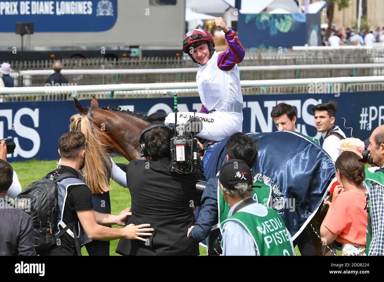 PJ McDonald of England mit Laurens reagiert nach dem Sieg beim Prix de Diane Longines am 17. Juni 2018 in Chantilly, Frankreich. Foto von Laurent Zabulon/ABACAPRESS.COM Stockfoto