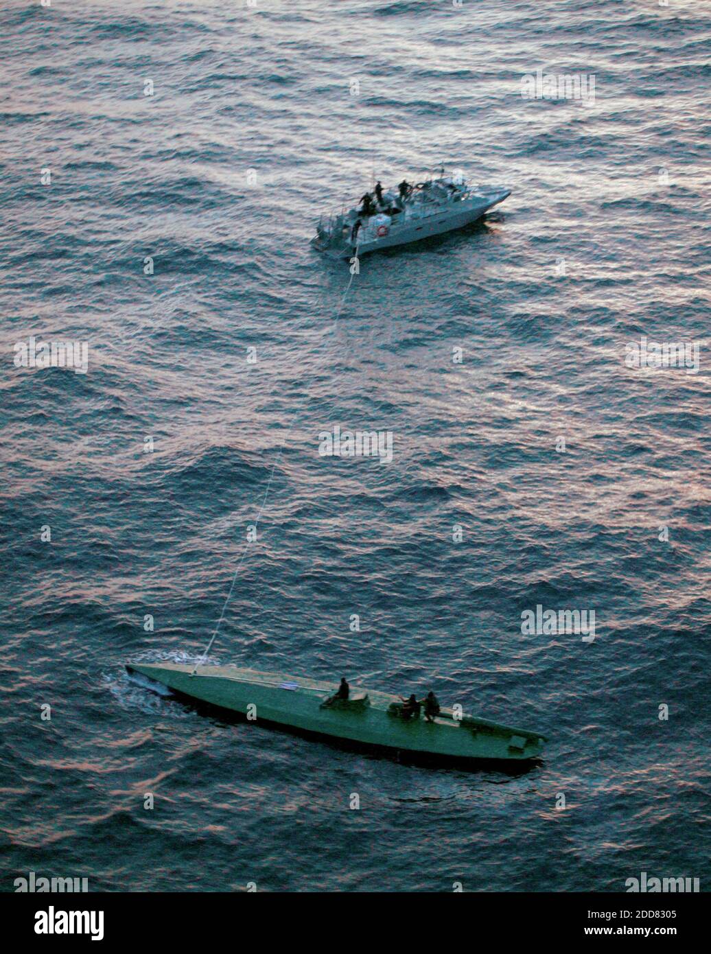 KEIN FILM, KEIN VIDEO, KEIN Fernsehen, KEIN DOKUMENTARFILM - EIN mexikanisches Marineschiff zieht am 17. Juli 2008 ein notdürftig kolumbianisches drogenbeladenes U-Boot vor Mexikos pazifischem Küstenstaat Oaxaca. Das U-Boot-ähnliche selbstgebaute Schiff trug 5.8 Tonnen Kokain. Foto von Hiram Moreno/Tiempo de Oaxaca/MCT/ABACAPRESS.COM Stockfoto