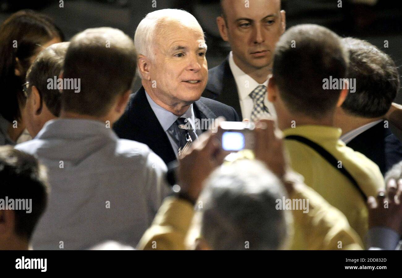 KEIN FILM, KEIN VIDEO, KEIN Fernsehen, KEIN DOKUMENTARFILM - Sen. John McCain begrüßt Unterstützer bei einem Rathaustreffen in Wilkes-Barre, PA, USA, am 23. Juli 2008. Foto von S.John Wilkin/Wilkes-Barre Times Leader/MCT/ABACAPRESS.COM Stockfoto