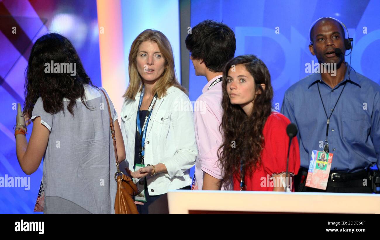 KEIN FILM, KEIN VIDEO, KEIN Fernsehen, KEIN DOKUMENTARFILM - Caroline Kennedy Schlossberg geht mit ihren Kindern vor der Democratic National Convention in Denver, CO, USA am 25. August 2008 von der Bühne. Foto von Brian Baer/Sacramento Bee/MCT/ABACAPRESS.COM Stockfoto KEIN FILM, KEIN VIDEO, KEIN Fernsehen, KEIN DOKUMENTARFILM - Caroline Kennedy Schlossberg geht mit ihren Kindern vor der Democratic National Convention in Denver, CO, USA am 25. August 2008 von der Bühne. Foto von Brian Baer/Sacramento Bee/MCT/ABACAPRESS.COM Stockfoto