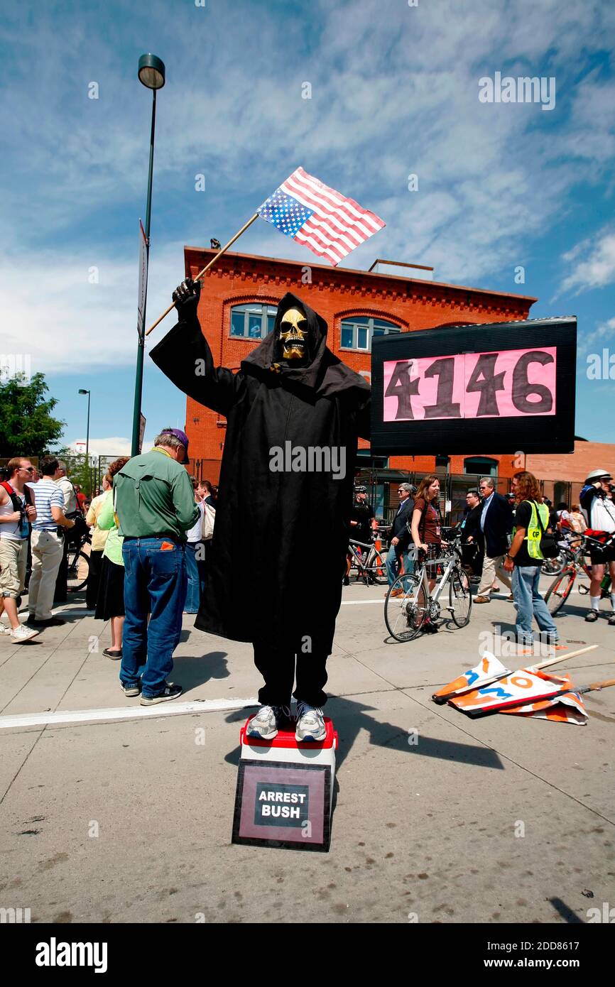 KEIN FILM, KEIN VIDEO, KEIN Fernsehen, KEIN DOKUMENTARFILM - Demonstranten protestieren vor dem Pepsi Center bei der Demokratischen Nationalversammlung in Denver, CO, USA, Sonntag, 24. August 2008. Foto von Brian Baer/Sacramento Bee/MCT/ABACAPRESS.COM Stockfoto