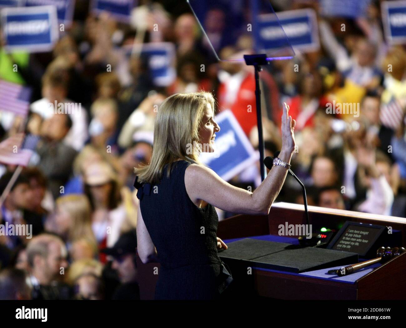 KEIN FILM, KEIN VIDEO, KEIN Fernsehen, KEIN DOKUMENTARFILM - Caroline Kennedy Schlossberg stellt am 25. August 2008 eine Videopräsentation über ihren Onkel, Senator Edward Kennedy (D-MA), bei der Democratic National Convention in Denver, CO, USA, vor. Foto von Chuck Kennedy/MCT/ABACAPRESS.COM Stockfoto KEIN FILM, KEIN VIDEO, KEIN Fernsehen, KEIN DOKUMENTARFILM - Caroline Kennedy Schlossberg stellt am 25. August 2008 eine Videopräsentation über ihren Onkel, Senator Edward Kennedy (D-MA), bei der Democratic National Convention in Denver, CO, USA, vor. Foto von Chuck Kennedy/MCT/ABACAPRESS.COM Stockfoto