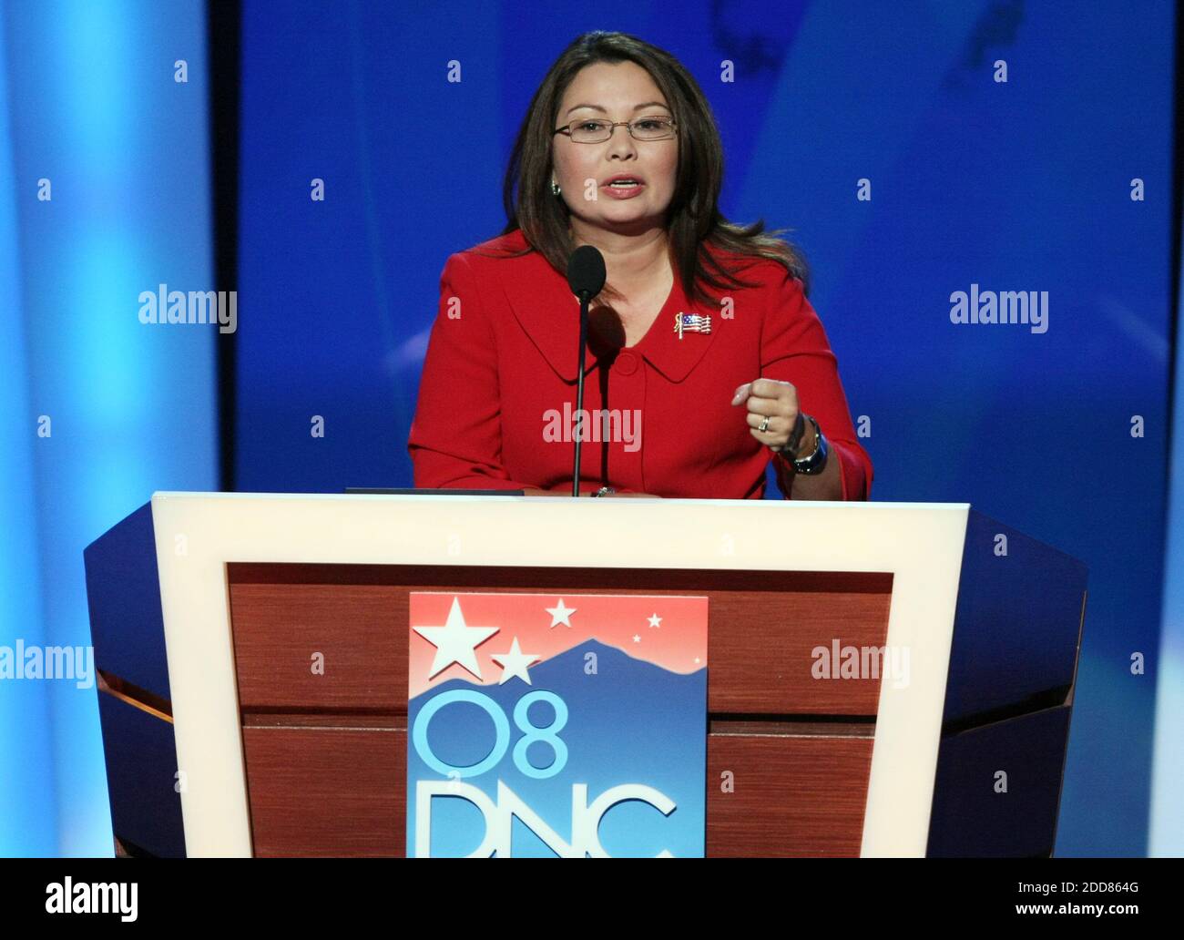 KEIN FILM, KEIN VIDEO, KEIN Fernsehen, KEIN DOKUMENTARFILM - Tammy Duckworth, eine Veteranin, die 2004 im Irak ihre beiden Beine verloren hat, spricht am Mittwoch, den 27. August 2008, bei der Democratic National Convention in Denver, CO, USA. Foto von Brian Baer/Sacramento Bee/MCT/ABACAPRESS.COM Stockfoto