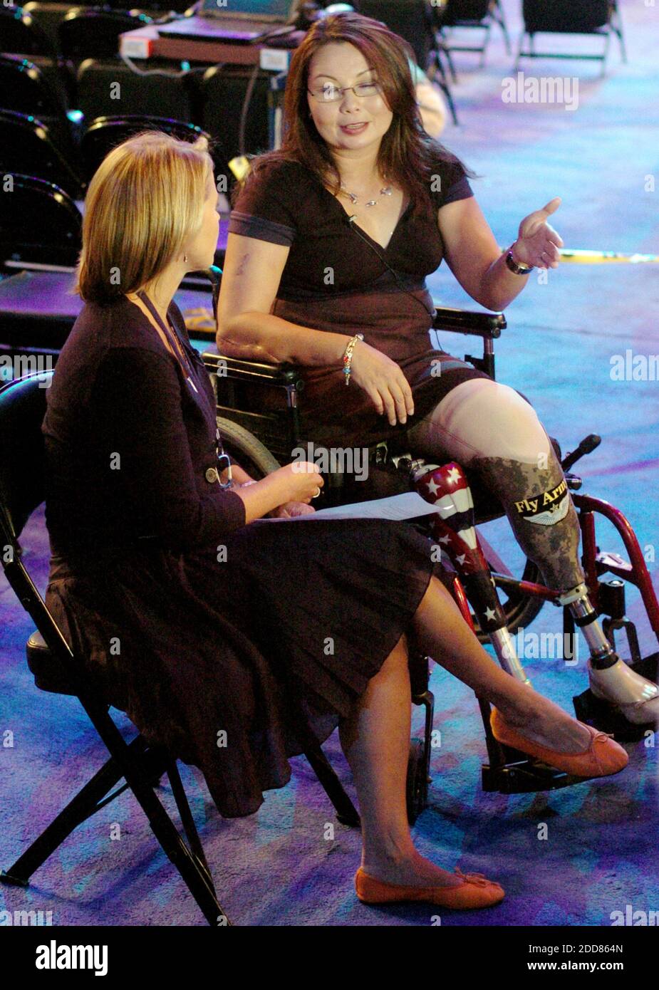KEIN FILM, KEIN VIDEO, KEIN Fernsehen, KEINE DOKUMENTATION - Tammy Duckworth (R), eine Veteranin, die 2004 im Irak ihre beiden Beine verlor, spricht mit CBS Anchor Katie Couric während eines Interviews im Pepsi Center vor Beginn der Demokratischen Nationalversammlung in Denver, CO, USA am Mittwoch, 27. August 2008. Duckworth lief für einen Kongresssitz in Illinois im Jahr 2006, aber nicht gewinnen. Foto von Chuck Myers/MCT/ABACAPRESS.COM Stockfoto