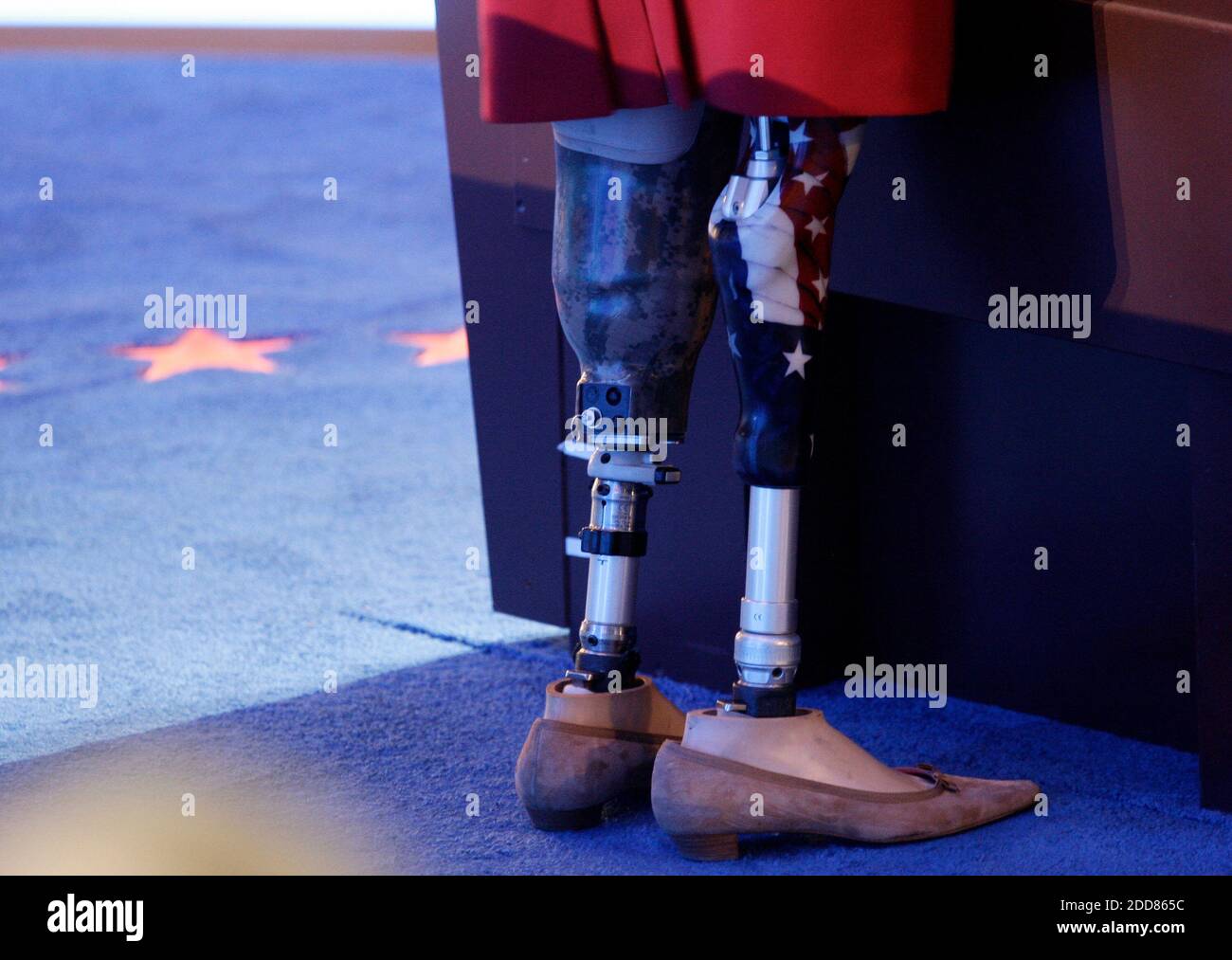 KEIN FILM, KEIN VIDEO, KEIN Fernsehen, KEIN DOKUMENTARFILM - Tammy Duckworth, eine Veteranin, die 2004 im Irak ihre beiden Beine verloren hat, spricht am Mittwoch, den 27. August 2008, bei der Democratic National Convention in Denver, CO, USA. Foto von Chuck Kennedy/MCT/ABACAPRESS.COM Stockfoto