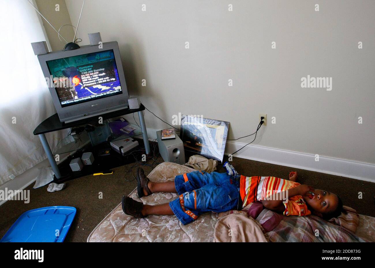 KEIN FILM, KEIN VIDEO, KEIN Fernsehen, KEIN DOKUMENTARFILM - Lawrence Edwards, 9, sieht Fernsehen, als seine Eltern ihre Fahrzeuge in der Lower 9th ward packen, während Bewohner von New Orleans sich vorbereiten, den projizierten Weg des Hurrikans Gustav zu fliehen, in New Orleans, LA, USA am Sonntag, 31. August 2008. Foto von Tom Pennington/Fort Worth Star-Telegram/MCT/ABACAPRESS.COM Stockfoto