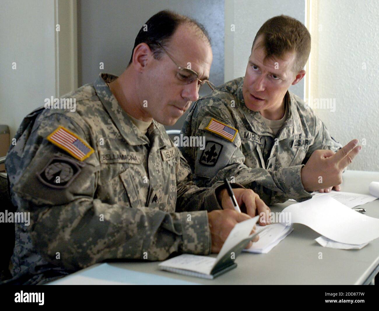 KEIN FILM, KEIN VIDEO, KEIN FERNSEHEN, KEIN DOKUMENTARFILM - SGT. John Bellamacina (L) und Sgt. Orion Marley unterhält sich während eines Sprachtrainings, der am 6. August 2008 dem 184. Infanterie-Bataillon der kalifornischen Nationalgarde im Camp Roberts in Kalifornien, USA, Basisarabisch beibringen soll. Mitglieder des 185. Infanterie-Bataillons der kalifornischen Nationalgarde in Modesto trainieren in Camp Roberts für ihren zweiten Irak-Einsatz in vier Jahren. Zwei Vollfirmen, Bravo und Charlie, werden dem 185. Panzerbataillon zugewiesen, wenn es im Oktober im Irak eingesetzt wird. Foto von Brian Ramsay/Modesto Be Stockfoto