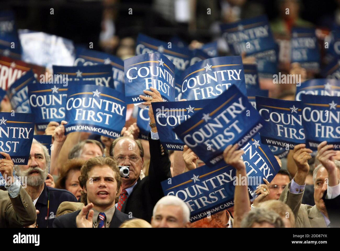 KEIN FILM, KEIN VIDEO, KEIN Fernsehen, KEIN DOKUMENTARFILM - Delegierte zeigen Unterstützung für republikanischen Präsidentschaftskandidat John McCain an der Republikanischen Nationalkonvent am Xcel Energy Center in St. Paul, MN, USA am Dienstag, 2. September 2008. Foto von Brian Baer/Sacramento Bee/MCT/ABACAPRESS/COM Stockfoto