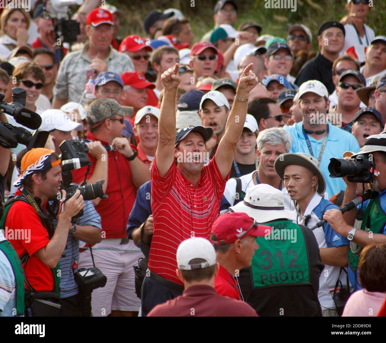 KEIN FILM, KEIN VIDEO, KEIN TV, KEIN DOKUMENTARFILM - USA-Kapitän Paul Azinger (Mitte) feierte mit den Fans in der Nähe des Clubhauses seines Teams, nachdem die USA Europa beim 37. Ryder Cup am 21. September 2008 im Valhalla Golf Cub in Louisville, KY, USA besiegt hatten. Foto von Mark Cornelison/Lexington Herald-Leader/MCT/Cameleon/ABACAPRESS.COM Stockfoto