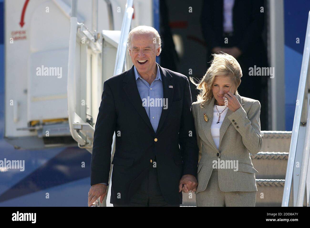 KEIN FILM, KEIN VIDEO, KEIN Fernsehen, KEINE DOKUMENTATION - der Kandidat der Demokratischen Vizepräsidenten Delaware Senator Joe Biden und seine Frau Jill kommen am Lambert St. Louis International Airport an, bevor die Debatte der Vizepräsidenten an der Washington University in St. Louis, MO, USA, am Donnerstag, den 2. Oktober 2008 stattfindet. Foto von Elie Gardner/St. Louis Post-Dispatch/MCT/ABACAPRESS.COM Stockfoto