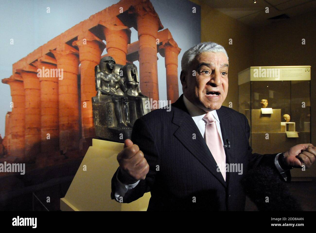 KEIN FILM, KEIN VIDEO, KEIN Fernsehen, KEIN DOKUMENTARFILM - Zahi Hawass, Generalsekretär des Obersten Rates der Altertümer Ägyptens, spricht über die Ausstellung "Tutanchamun und das Goldene Zeitalter der Pharaonen" im Dallas Museum of Art in Dallas, TX, USA, am Mittwoch, 1. Oktober 2008. Foto: Max Faulkner/Fort Worth Star-Telegram/MCT/ABACAPRESS.COM Stockfoto