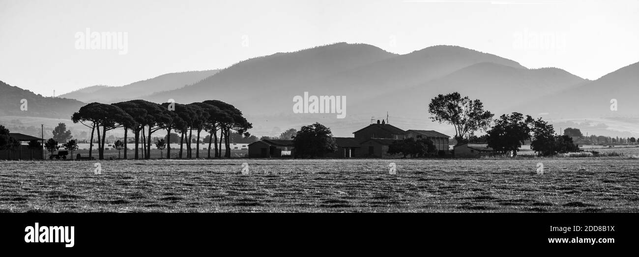 Bauernhof und Landschaft umgeben von Bergen, Feldern und Bauernhöfen in der Nähe von Rom, Italien Stockfoto