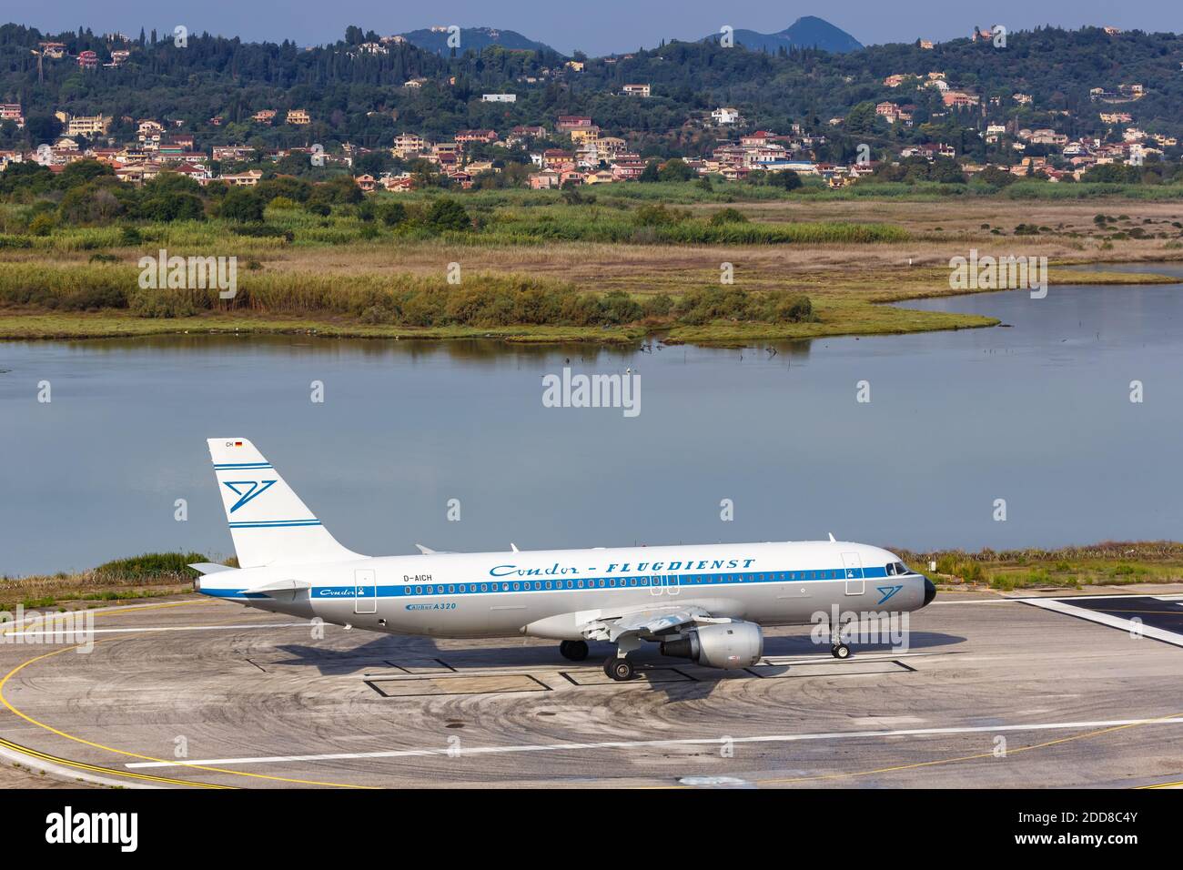 Korfu, Griechenland - 19. September 2020: Condor Airbus A320 in der Retro-Spezialliehe am Flughafen Korfu in Griechenland. Airbus ist ein europäisches Flugzeug Stockfoto