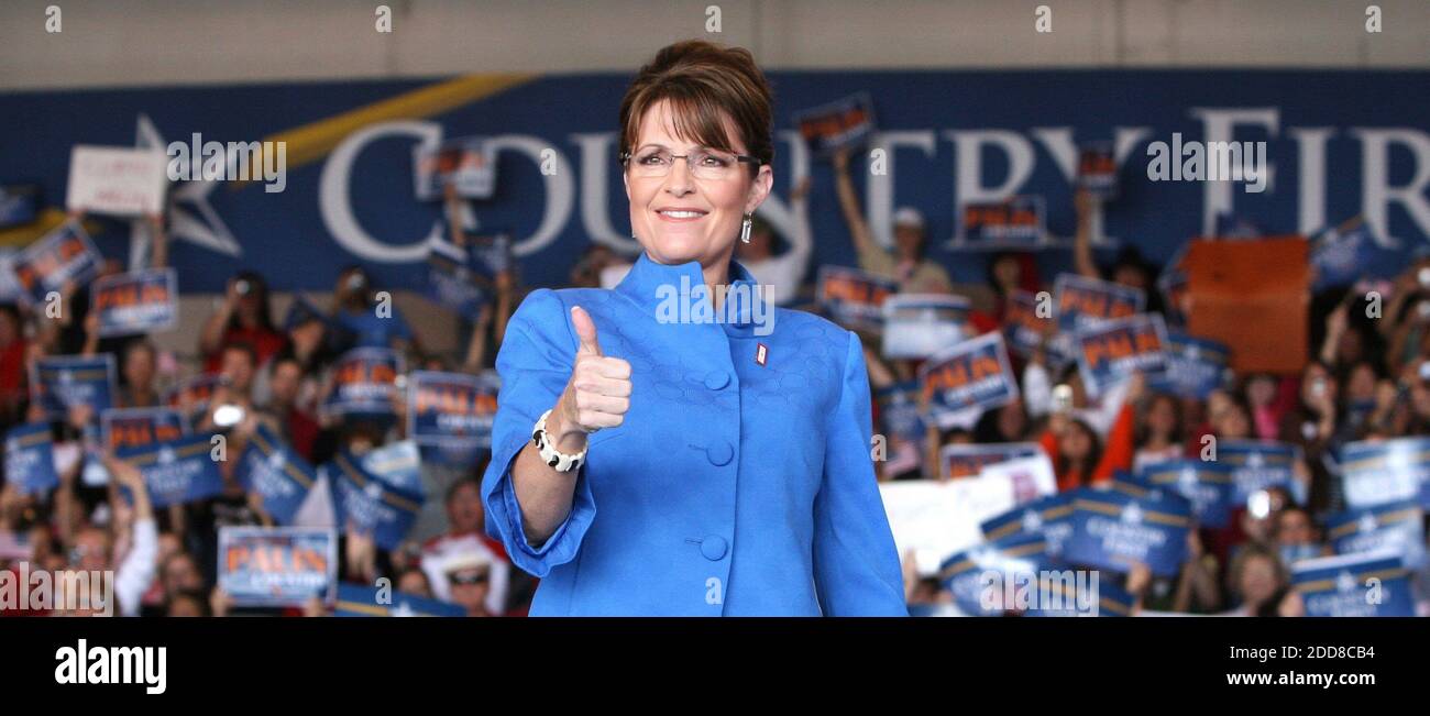 KEIN FILM, KEIN VIDEO, KEIN Fernsehen, KEIN DOKUMENTARFILM - die für die republikanische Vizepräsidentin nominierte Gouverneurin Sarah Palin reagiert auf Unterstützer bei einer Kundgebung in Polk City, FL, USA, am Samstag, 1. November 2008. Foto von Joe Burbank/Orlando Sentinel/MCT/ABACAPRESS.COM Stockfoto