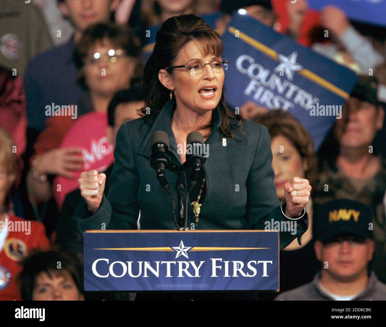 KEIN FILM, KEIN VIDEO, KEIN Fernsehen, KEIN DOKUMENTARFILM - Unterstützer jubeln für die republikanische Vizepräsidentschaftskandidatin Alaska-Gouverneurin Sarah Palin hält ihre Rede während einer Kundgebung im Canton Memorial Field House in Canton, Ohio, USA am Sonntag, den 2. November 2008. Foto: Phil Masturzo/Akron Beacon Journal/MCT/ABACAPRESS.COM Stockfoto