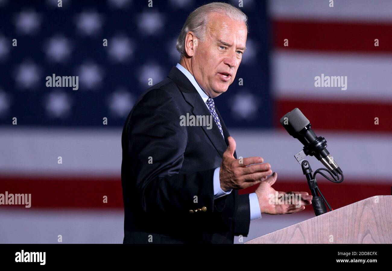 KEIN FILM, KEIN VIDEO, KEIN Fernsehen, KEIN DOKUMENTARFILM - der demokratische Vizepräsidentialkandidat Delaware Senator Joe Biden spricht während einer Kundgebung an der Embry-Riddle Aeronautical University in Daytona Beach, Florida, USA am Sonntag, den 2. November 2008. Foto von Red Huber/Orlando Sentinel/MCT/ABACAPRESS.COM Stockfoto