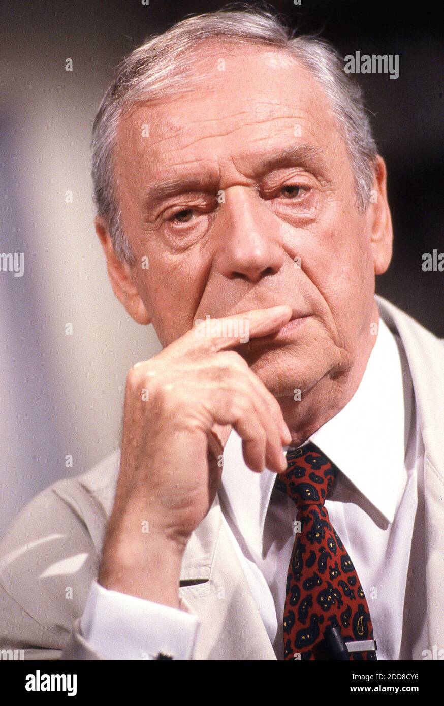 Datei Foto aufgenommen im Mai 1990 von Schauspieler und Sänger Yves Montand auf dem Set der Apostrophe TV-Show in Paris, Frankreich. Foto von Pascal Baril/ABACAPRESS.COM Stockfoto