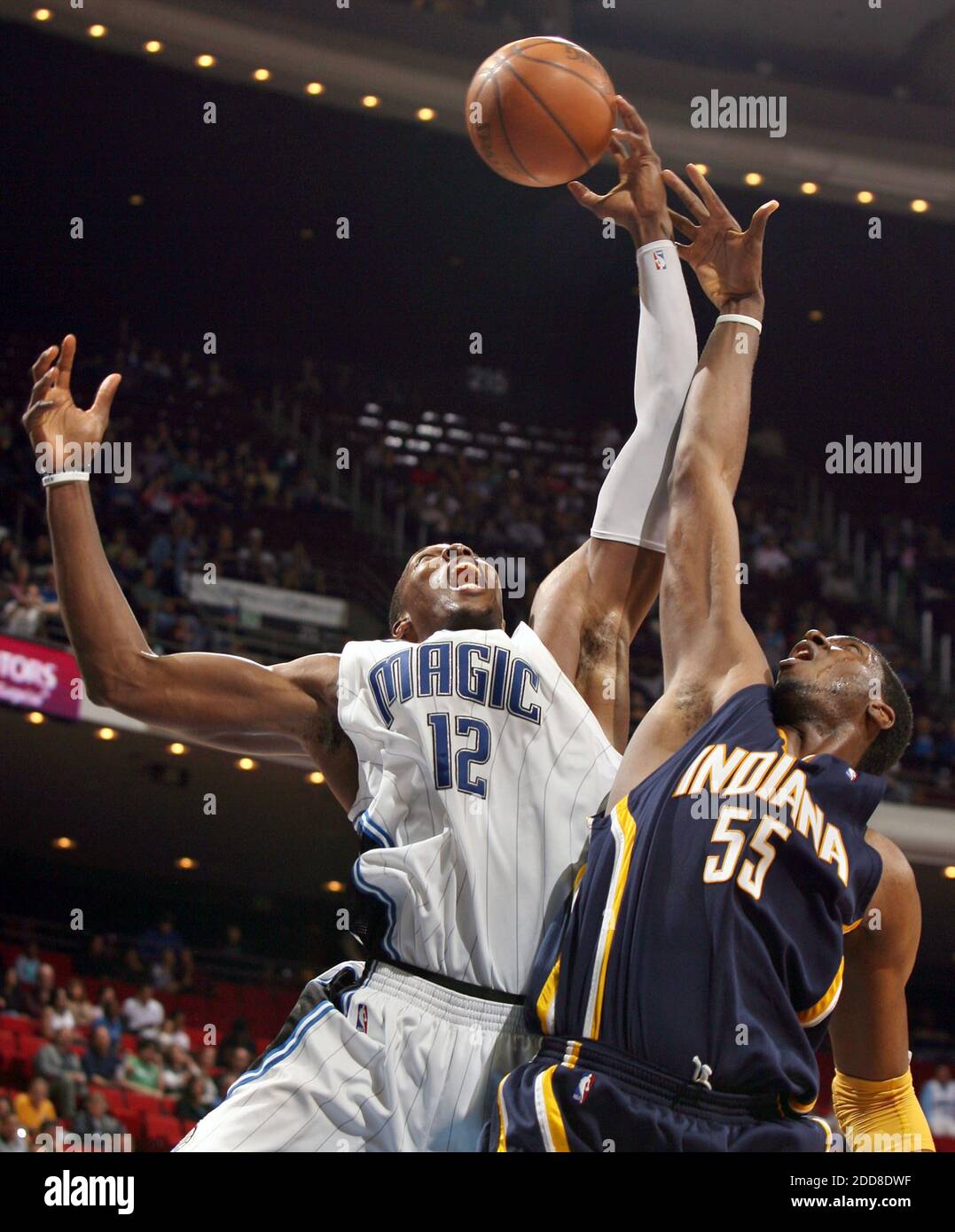 KEIN FILM, KEIN VIDEO, KEIN TV, KEIN DOKUMENTARFILM - Orlando Magic Center Dwight Howard zieht am 29. November 2008 einen Rebound vom Indiana Pacers Center Roy Hibbert in der Amway Arena in Orlando, FL, USA. Foto von Stephen M. Dowell/Orlando Sentinel/MCT/Cameleon/ABACAPRESS.COM Stockfoto