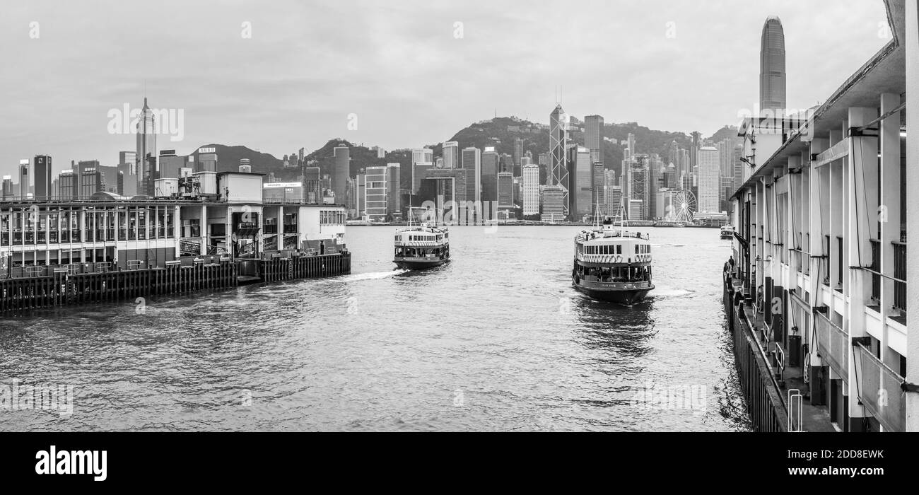 Star Ferry verlässt Kowloon, Richtung Hong Kong Island, Hong Kong, China Stockfoto