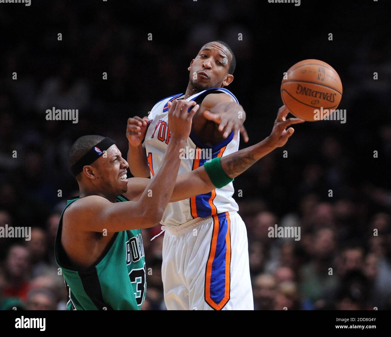 KEIN FILM, KEIN VIDEO, KEIN Fernsehen, KEIN DOKUMENTARFILM - New York Knicks Wache Chris Duhon (1) Wachen Boston Celtics Forward Paul Pierce (34) im zweiten Viertel im Madison Square Garden in New York City, NY, USA am 4. Januar 2009. New York Knicks gewann 100-88. Foto von J. Conrad Williams Jr./Newsday/MCT/Cameleon/ABACAPRESS.COM Stockfoto