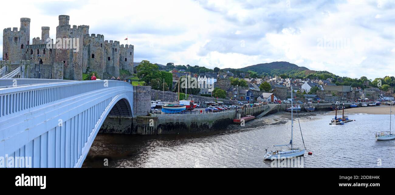 Conwy Harbour, River Conwy Panorama, North Wales, Großbritannien, Conwy Castle, historische Brücke, Hafen, Boote, Stadt und Bergkulisse Stockfoto