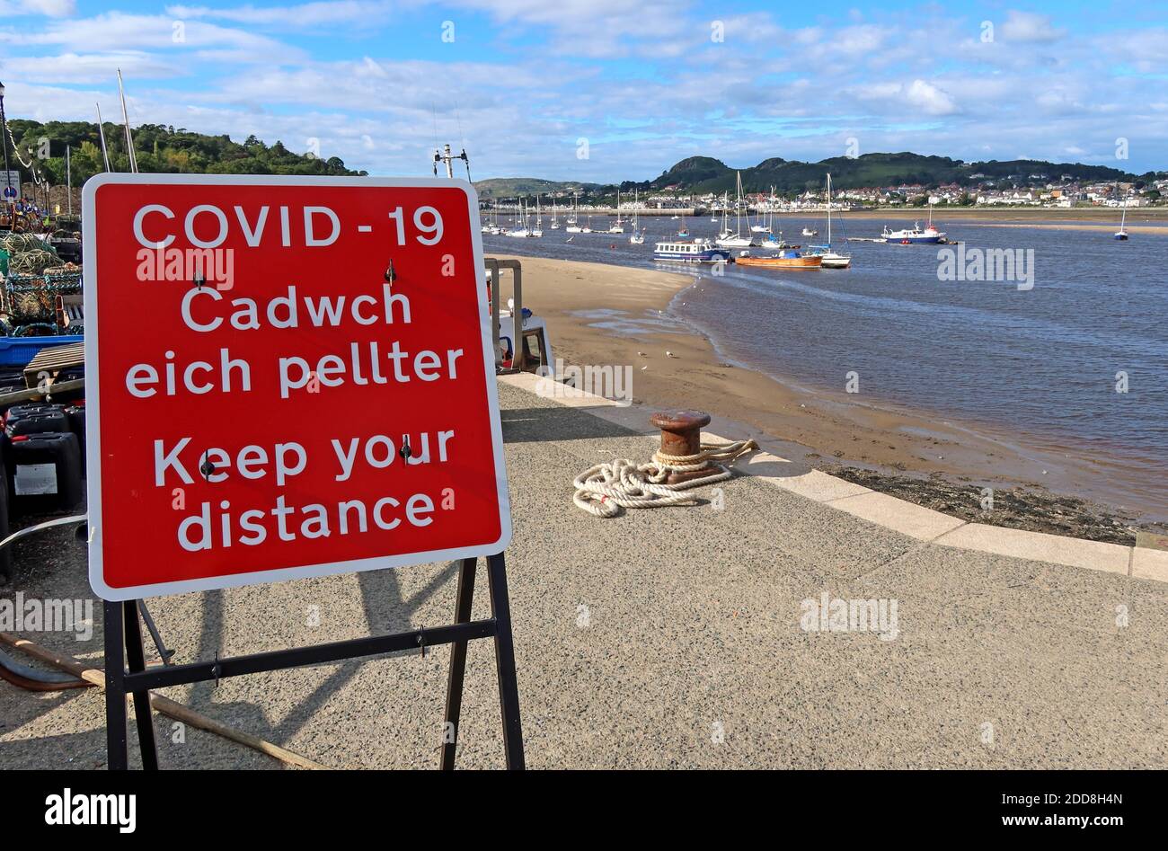 Conwy Quay, Strand, Covid-19, halten Sie Ihre Entfernung, Schilder, am Hafen, North Wales, Großbritannien, LL32 Stockfoto