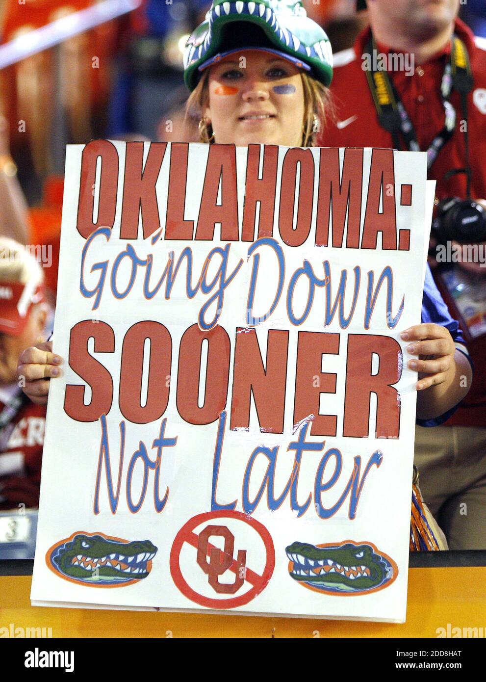 KEIN FILM, KEIN VIDEO, KEIN TV, KEIN DOKUMENTARFILM - EIN Florida-Fan hält vor dem BCS National Championship-Spiel zwischen Florida und Oklahoma im Dolphin Stadium in Miami, FL, USA am 8. Januar 2009 ein Schild "Oklahoma: Doing Down Sooner Not Later". Foto von Joe Rimkus Jr./Miami Herald/MCT/Cameleon/ABACAPRESS.COM Stockfoto