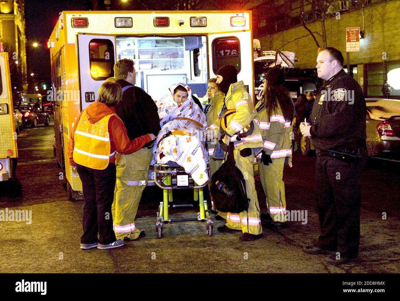 KEIN FILM, KEIN VIDEO, KEIN Fernsehen, KEINE DOKUMENTATION - Überlebende von Flug 1549 der US Airways werden am Donnerstag, den 15. Januar 2009, in das St. Luke's-Roosevelt Hospital in New York City, NY, USA geführt. Das Flugzeug, nach Charlotte, NC, ging in den Hudson River Minuten nach dem Start vom Flughafen LaGuardia. Foto von Jori Klein/Newsday/MCT/ABACAPRESS.COM Stockfoto