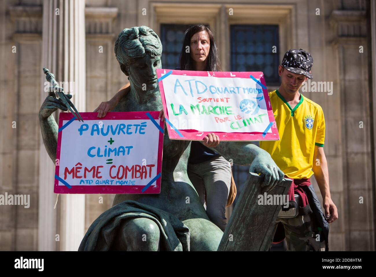 Am Platz des Hotels de ville in Paris versammeln sich Menschen, die Plakate halten, um am marsch für das Klima am 8. September 2018 teilzunehmen. Mehrere Tausend Menschen versammelten sich am frühen Nachmittag in Paris, um auf einen Aufruf der Bürger zu reagieren, Klimafragen nach dem Rücktritt des ehemaligen Umweltministers Nicolas Hulot zu einer Priorität der Regierung zu machen. Foto von Raphael Lafargue/ABACAPRESS.COM Stockfoto