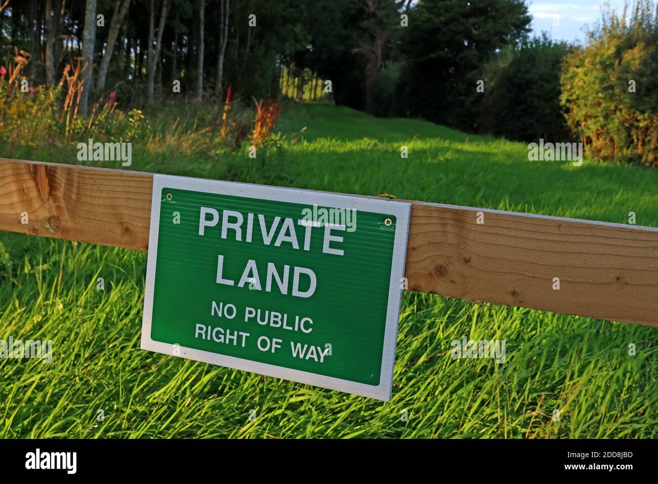 Grünes privates Landzeichen, kein öffentliches Zugangsrecht - bitte fernhalten - Zaun und Hinweis auf eine Grenze Stockfoto