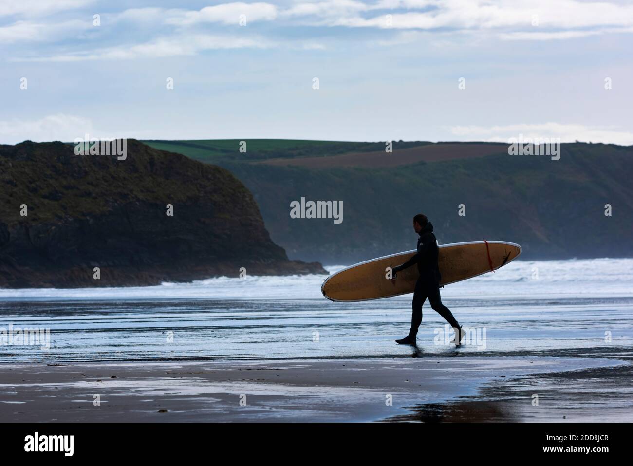 Surfer on Broadhaven Beach, Pembrokeshire Coast National Park, Wales, Vereinigtes Königreich Stockfoto