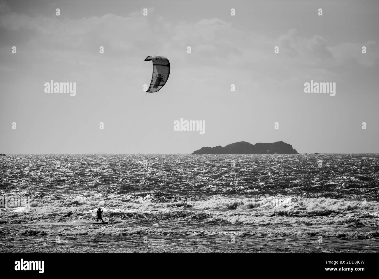 Kitesurfer am Broadhaven Beach, Pembrokeshire Coast National Park, Wales, Vereinigtes Königreich Stockfoto