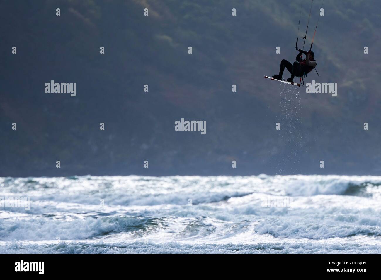 Kitesurfer am Broadhaven Beach, Pembrokeshire Coast National Park, Wales, Vereinigtes Königreich Stockfoto