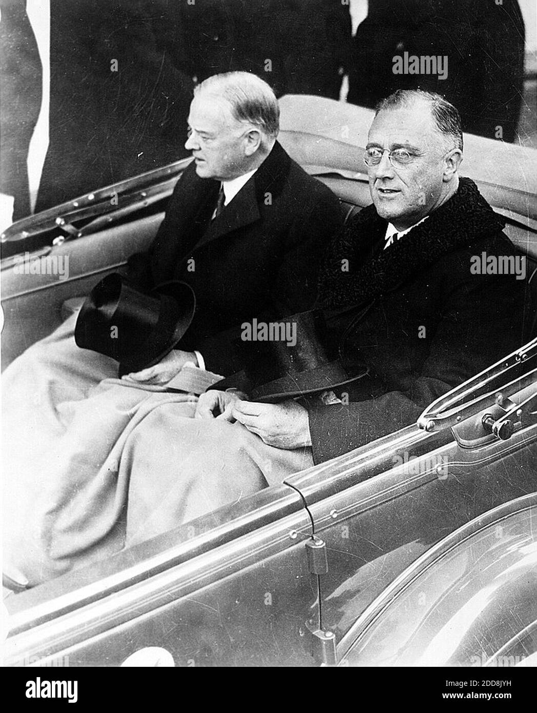 KEIN FILM, KEIN VIDEO, KEIN Fernsehen, KEIN DOKUMENTARFILM - der designierte US-Präsident Franklin Delano Roosevelt (R) und Präsident Herbert Hoover fahren im Cabriolet auf dem Weg zum US-Kapitol zur Eröffnung Roosevelts am 4. März 1933 in Washington, D.C., USA. Foto: Architekt des Capitol/Library of Congress/MCT/ABACAPRESS.COM Stockfoto