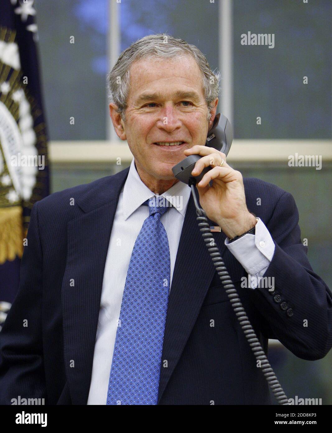 KEIN FILM, KEIN VIDEO, KEIN Fernsehen, KEINE DOKUMENTATION - der scheidende Präsident George W. Bush wird am 19. Januar 2009 im Oval Office im Weißen Haus in Washington, D.C., USA gesehen und telefoniert während seines letzten vollen Tages im Amt mit aktuellen und ehemaligen Weltführern. Foto von Eric Draper/The White House/MCT/ABACAPRESS;COM Stockfoto