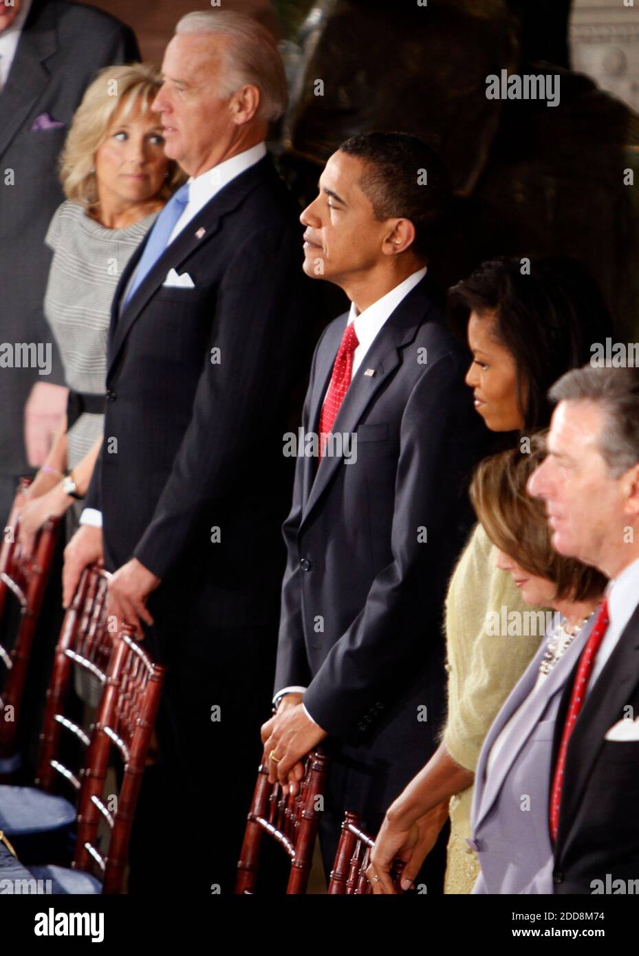 KEIN FILM, KEIN VIDEO, KEIN Fernsehen, KEIN DOKUMENTARFILM - Präsident Barack Obama, Mitte, mit von links nach rechts Jill Biden, Vizepräsident Joe Biden, First Lady Michelle Obama und Sprecherin des Hauses Nancy Pelosi und ihr Mann, Paul Pelosi nimmt am Dienstag, den 20. Januar 2009, am Beginn ihres Mittagessens in der Statuary Hall im US-Kapitol in Washington, DC, USA, Teil. Foto von Lawrence Jackson/Pool/MCT/ABACAPRESS.COM Stockfoto