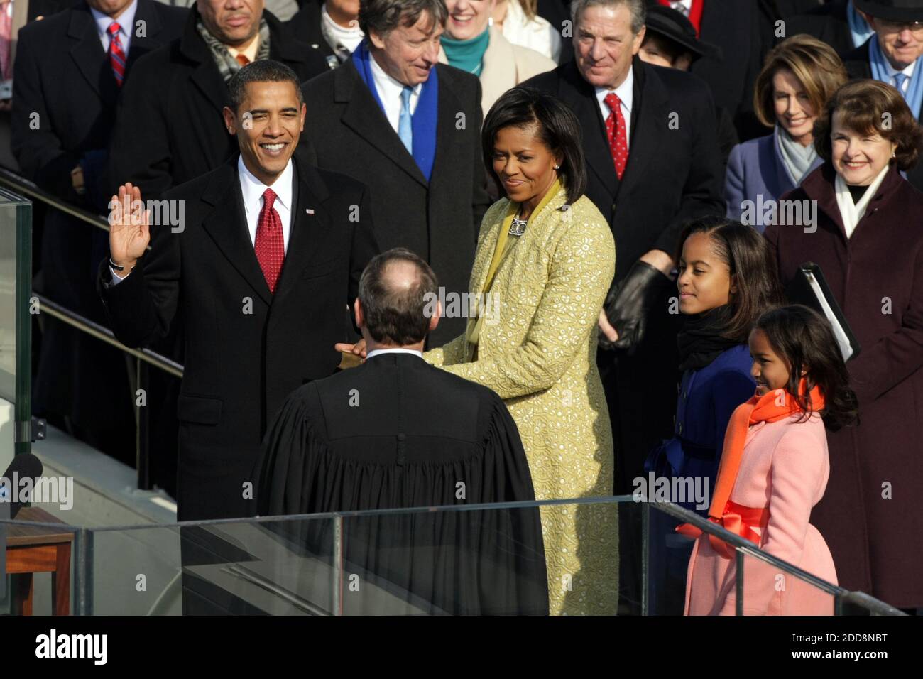 KEIN FILM, KEIN VIDEO, KEIN Fernsehen, KEIN DOKUMENTARFILM - Barack Obama, mit seiner Frau Michelle und den Töchtern Malia und Sasha an seiner Seite, wird am 20. Januar 2009 im US-Kapitol in Washington, D.C., USA, vom Obersten Richter John Roberts, Front, als 44. Präsident des Landes vereidigt. Obama wird der erste afroamerikanische, der in das Amt des Präsidenten in der Geschichte der Vereinigten Staaten gewählt wird. Foto von Terrence Antonio James/Chicago Tribune/MCT/ABACAPRESS.COM Stockfoto