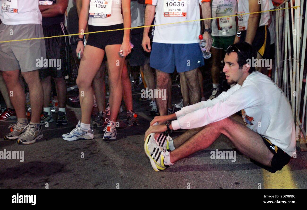 KEIN FILM, KEIN VIDEO, KEIN TV, KEIN DOKUMENTARFILM - Daniel Gollins aus Orlando, Florida, nimmt sich ein paar Minuten vor der Startlinie, um sich vor dem ING Halb- und Full-Marathon in Miami, FL, USA am 25. Januar 2009 zu strecken. Foto: Candace West/Miami Herald/MCT/Cameleon/ABACAPRESS.COM Stockfoto