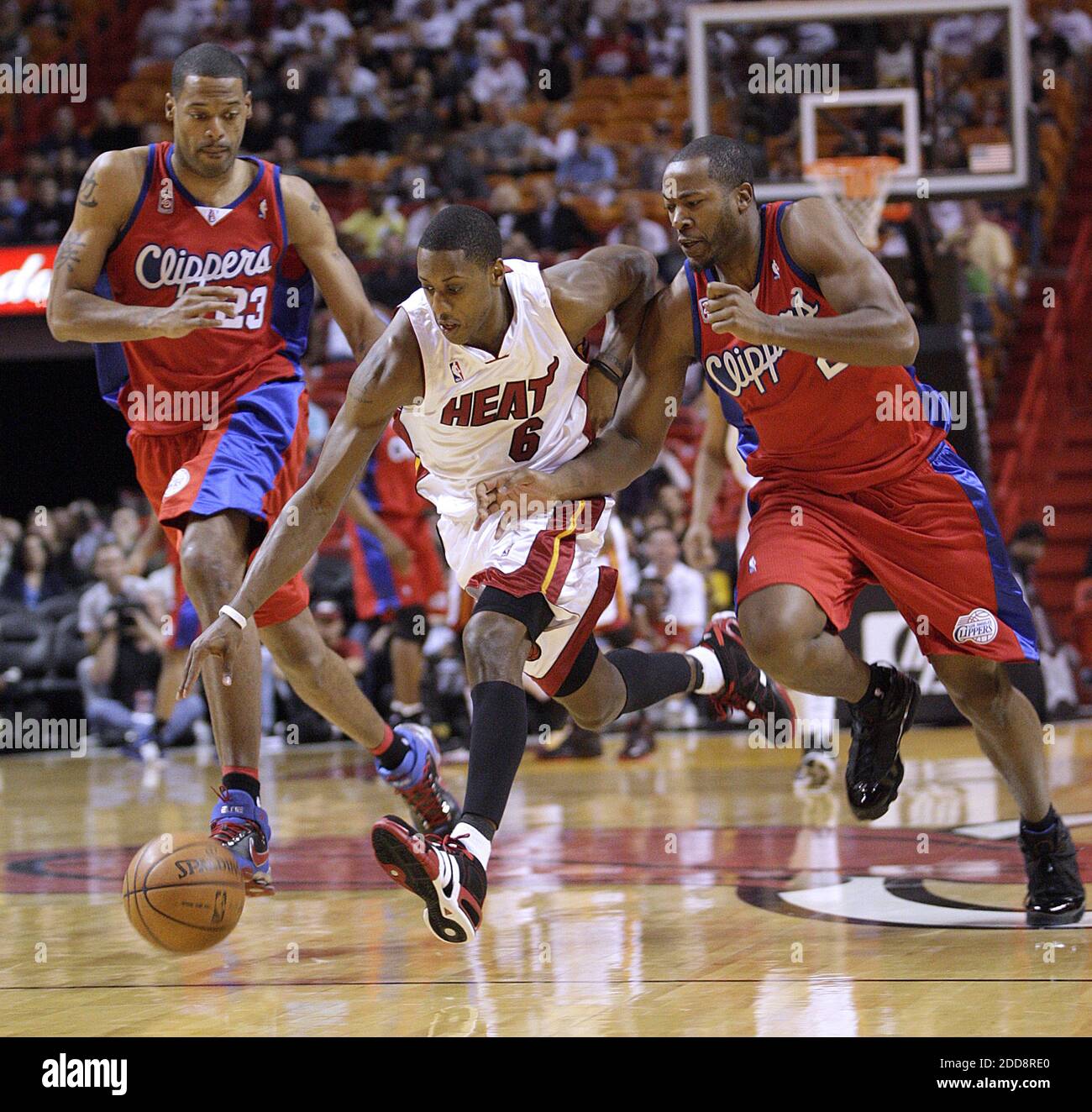 KEIN FILM, KEIN VIDEO, KEIN Fernsehen, KEIN DOKUMENTARFILM - Mario Chalmers von Miami Heat bricht am 2. Februar 2009 in der AmericanAirlines Arena in Miami, FL, USA, an Los Angles Clippers' Marcus Camby (23) und Fred Jones (2) vorbei. Foto von Patrick Farrell/Miami Herald/MCT/Cameleon/ABACAPRESS.COM Stockfoto