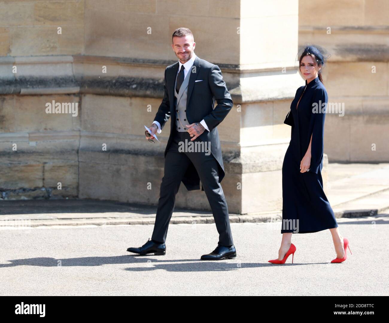 Die britische Modedesignerin Victoria Beckham (R) und ihr Ehemann, der ehemalige britische Fußballspieler David Beckham, kommen zur königlichen Hochzeitszeremonie von Großbritanniens Prinz Harry und Meghan Markle am 19. Mai 2018 in die St. George's Chapel in Windsor Castle, in Windsor, Großbritannien. Foto von Lauren Hurley/ABACAPRESS;COM Stockfoto
