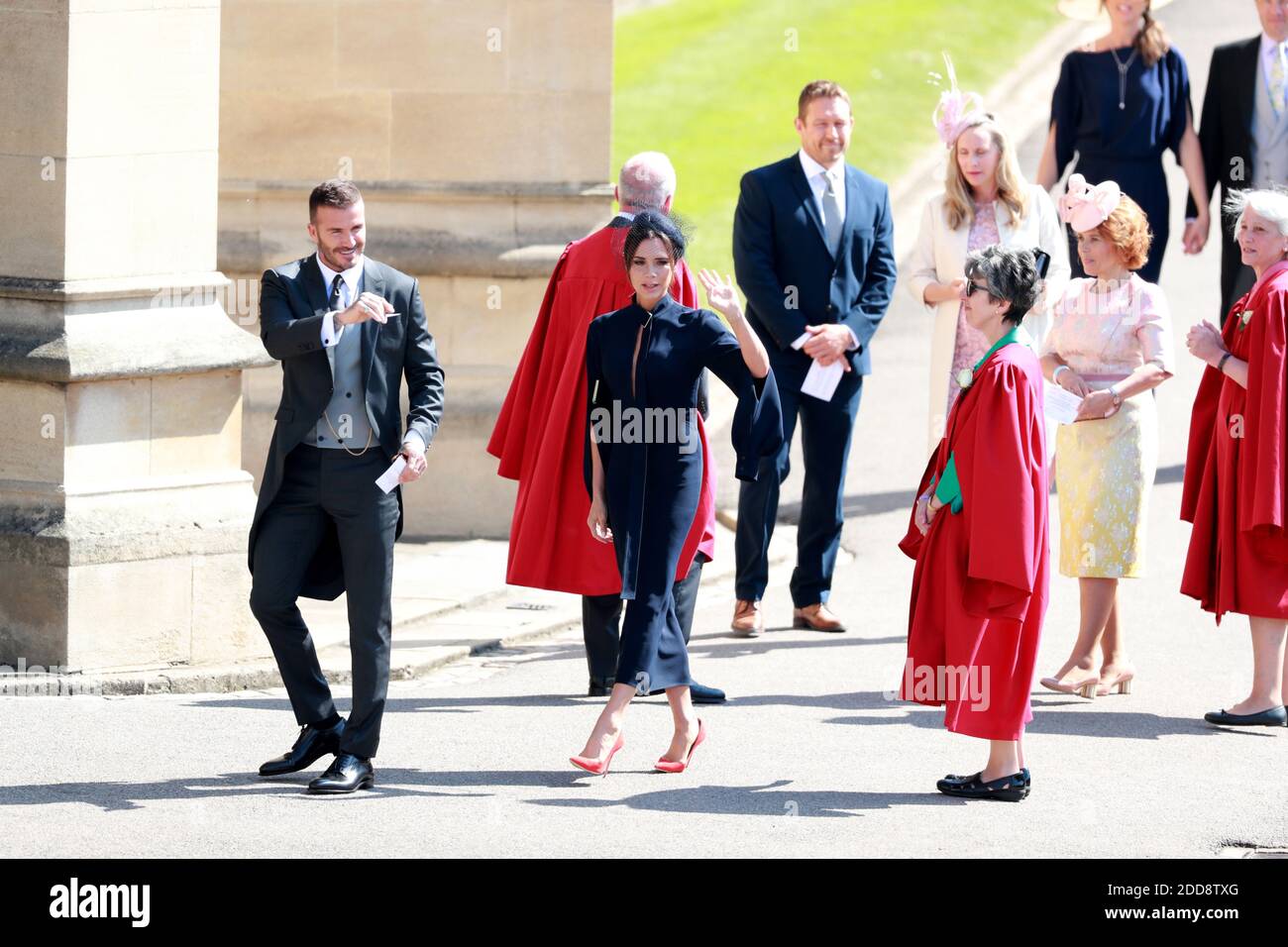 Die britische Modedesignerin Victoria Beckham (C) und ihr Ehemann, der ehemalige britische Fußballspieler David Beckham (L), kommen zur königlichen Hochzeitszeremonie von Großbritanniens Prinz Harry und Meghan Markle am 19. Mai 2018 in die St. George's Chapel in Windsor Castle, in Windsor, Großbritannien. Foto von Lauren Hurley/ABACAPRESS;COM Stockfoto
