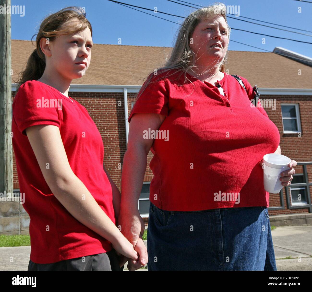 KEIN FILM, KEIN VIDEO, KEIN TV, KEIN DOKUMENTARFILM - Tammy Clark (rechts) und ihre Tochter Brandi (links) halten die Hände außerhalb der First Baptist Church, während sie über Tammys Mutter, Gladys Jones, sprechen. Die WHO ist nach einer Schießerei im Pinelake Health and Rehab Center in Carthage, North Carolina, USA, am Sonntag, den 29. März 2009 sicher. Foto von John Rottet/Raleigh News & Observer/MCT/ABACAPRESS.COM Stockfoto