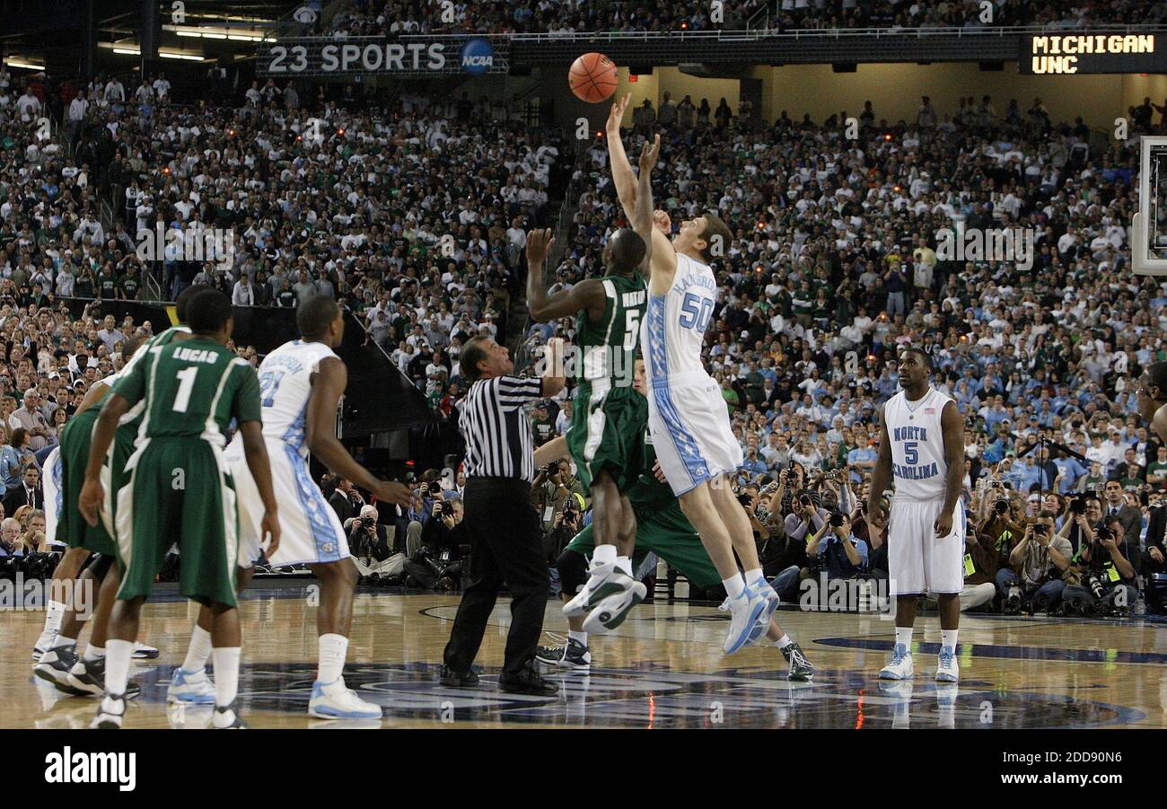 KEIN FILM, KEIN VIDEO, KEIN TV, KEIN DOKUMENTARFILM - Tyler Hansbrough (50) von North Carolina und Travis Walton (5) von Michigan State geben am 6. April 2009 im Ford Field in Detroit, MI, USA, den zweiten Tipp, um die NCAA Männer Basketball Championship zu eröffnen. UNC besiegte Michigan State, 89-72. Foto von Chuck Liddy/Raleigh Nachrichten & Beobachter/MCT/Cameleon/ABACAPRESS.COM Stockfoto