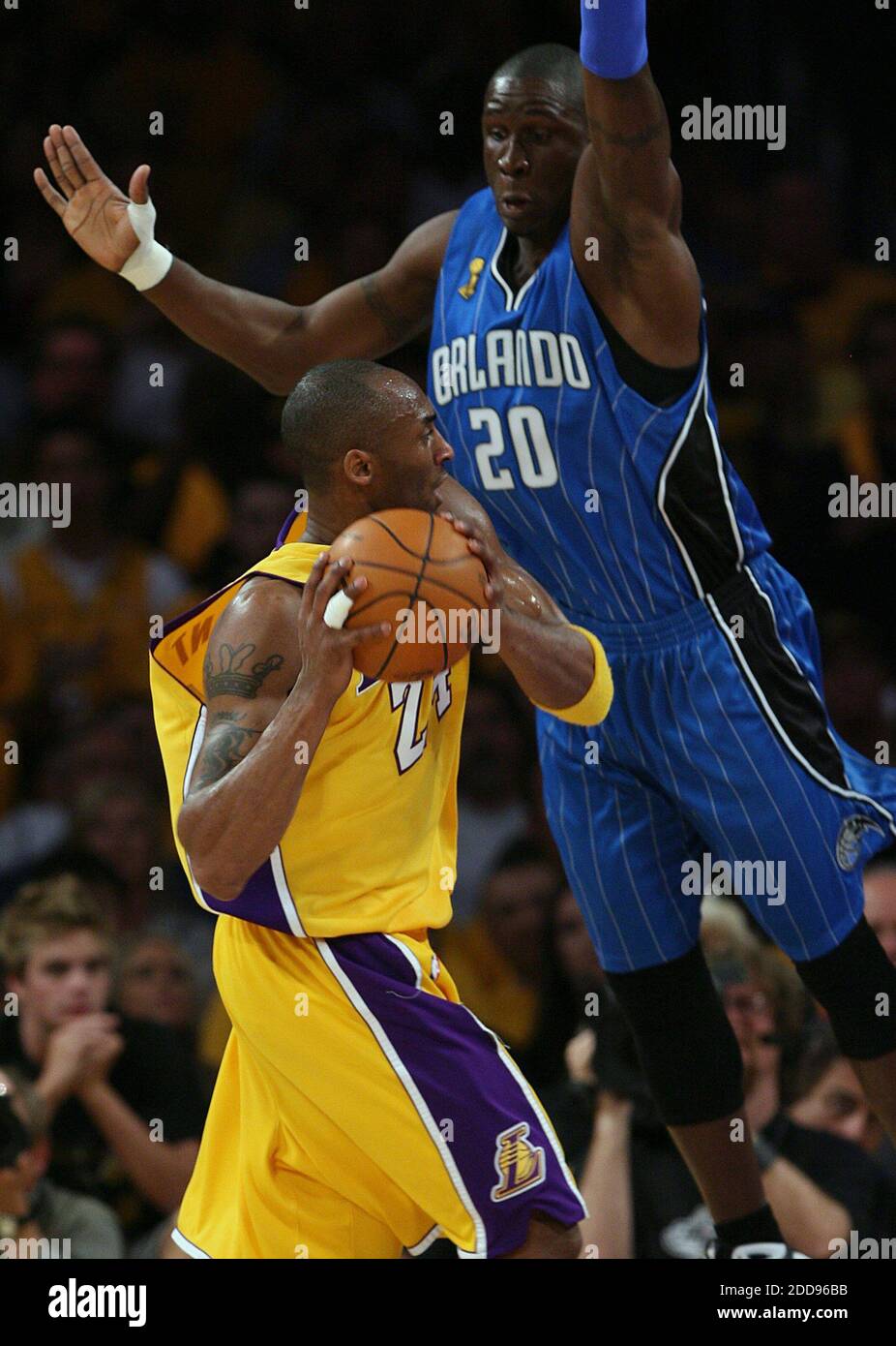 KEIN FILM, KEIN VIDEO, KEIN Fernsehen, KEINE DOKUMENTATION - Mickael Pierus von Orlando Magic möchte sich im ersten Quartal während des ersten Spiels der NBA-Finals im Staples Center in Los Angeles, CA, USA, am 4. Juni 2009 gegen Los Angels Lakers Kobe Bryant verteidigen. Lakers gewann 100-75. Foto von Gary W. Green/Orlando Sentinel/MCT/Cameleon/ABACAPRESS.COM Stockfoto