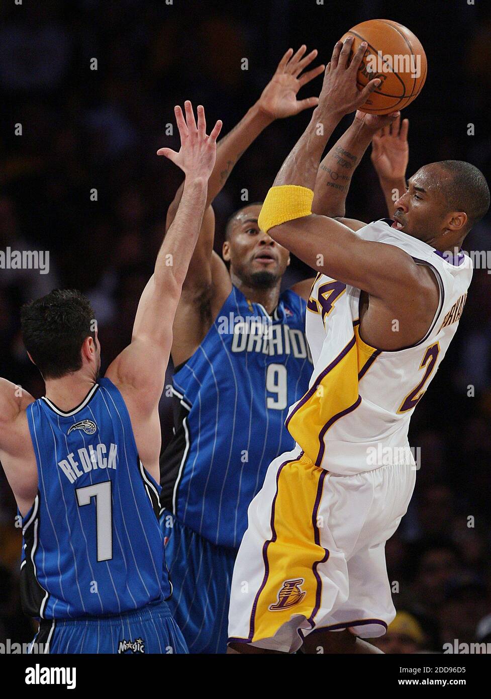 KEIN FILM, KEIN VIDEO, KEIN TV, KEINE DOKUMENTATION - ORLANDO MAGIC GUARD J.J. Redick (7) und der Stürmer Rashard Lewis (9) verteidigen gegen die Los Angeles Lakers Wache Kobe Bryant (24) im zweiten Quartal von Spiel 2 der NBA Finals im Staples Center in Los Angeles, CA, USA am 7. Juni 2009. Foto von Gary W. Green/Orlando Sentinel/MCT/ABACAPRESS.COM Stockfoto